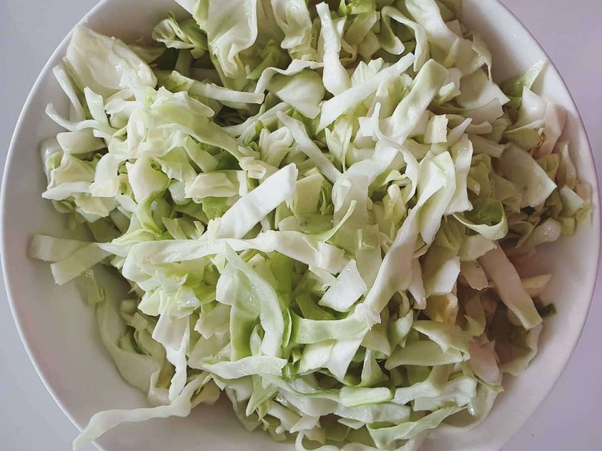 Marinoitu kaalisalaatti