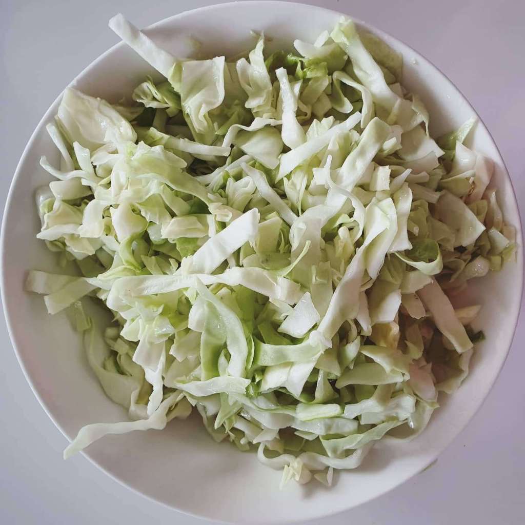 Marinoitu kaalisalaatti