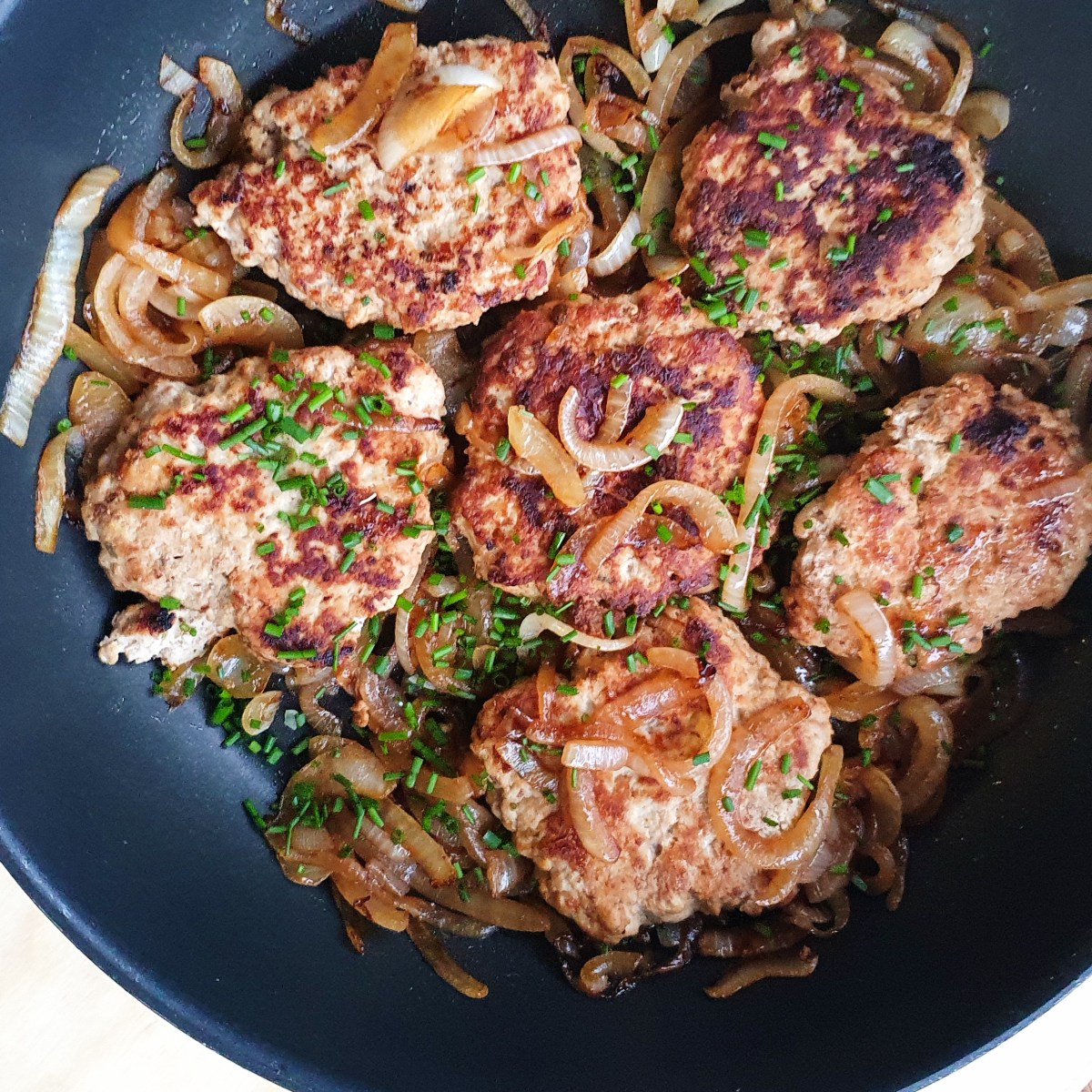 Kalkkunanjauhelihapihvit ja karamellisoitu&nbsp;sipuli