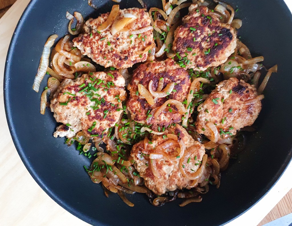 Kalkkunanjauhelihapihvit ja karamellisoitu&nbsp;sipuli