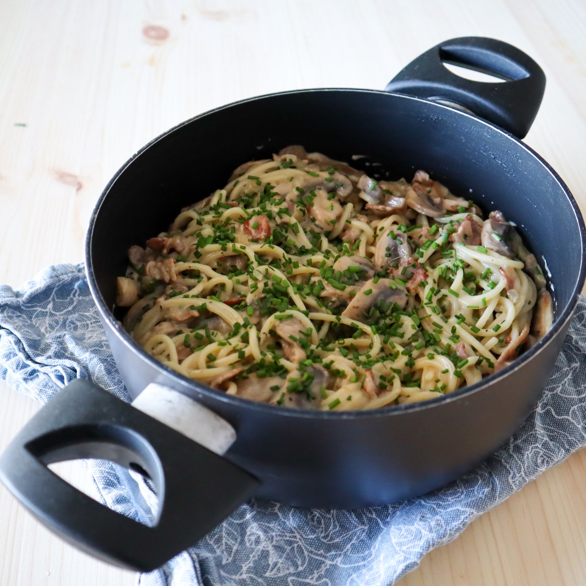 Herkkusieni-pekonipasta