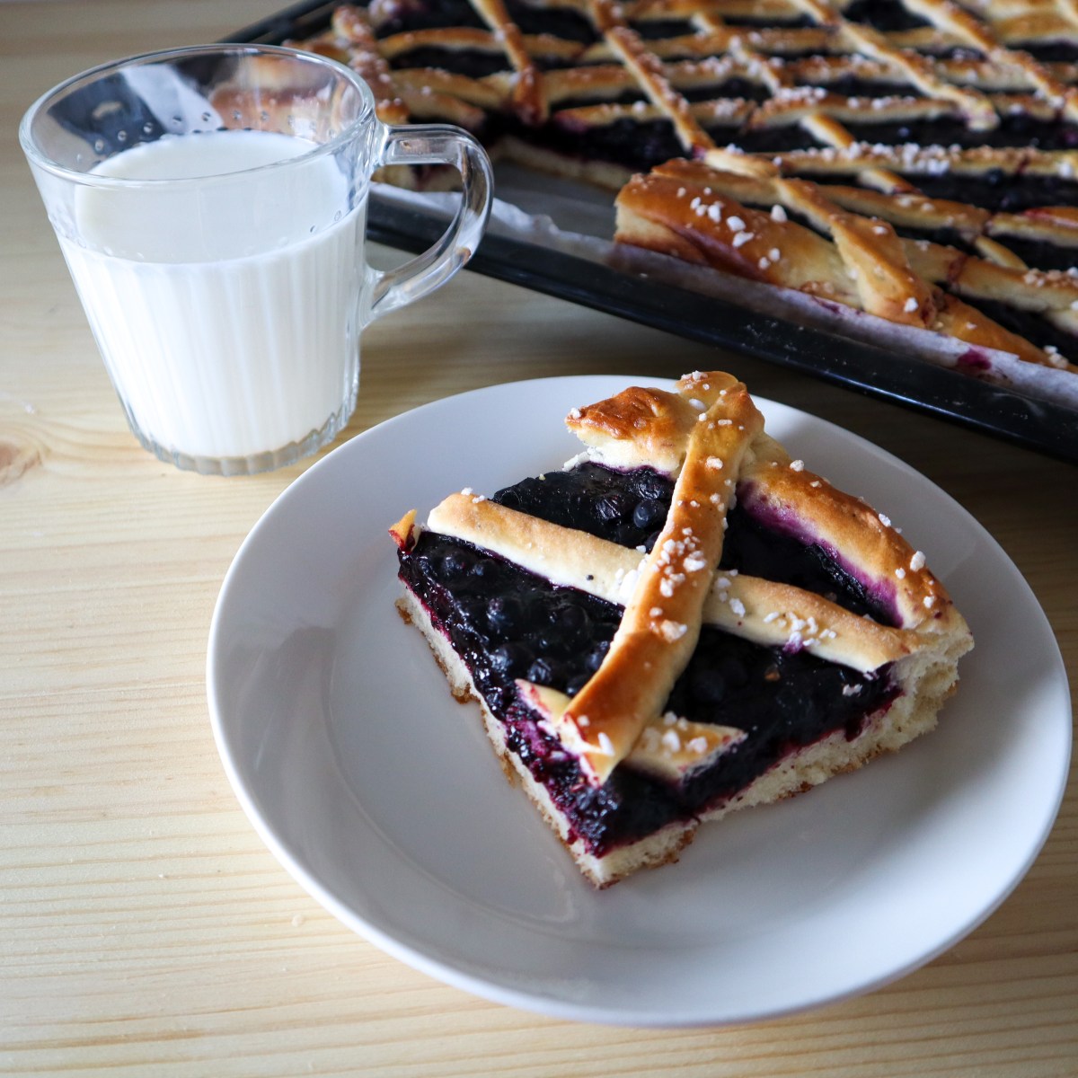 Mustikkapiirakka pullapohjalla