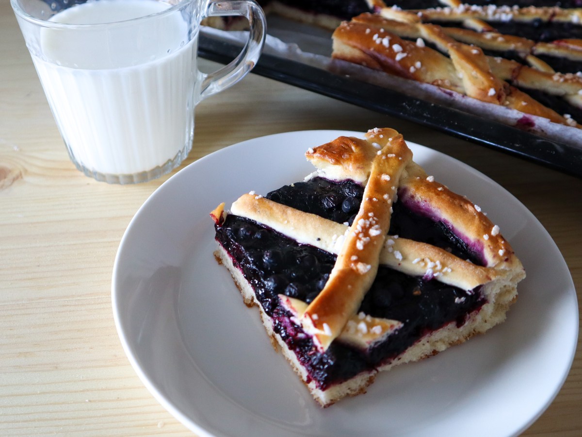 Mustikkapiirakka pullapohjalla