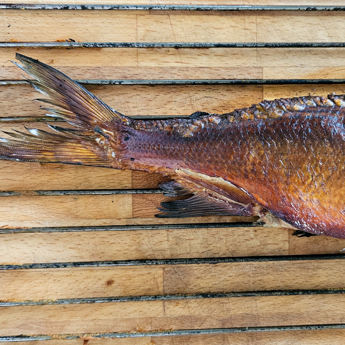 Kokonaisena savustettu kala